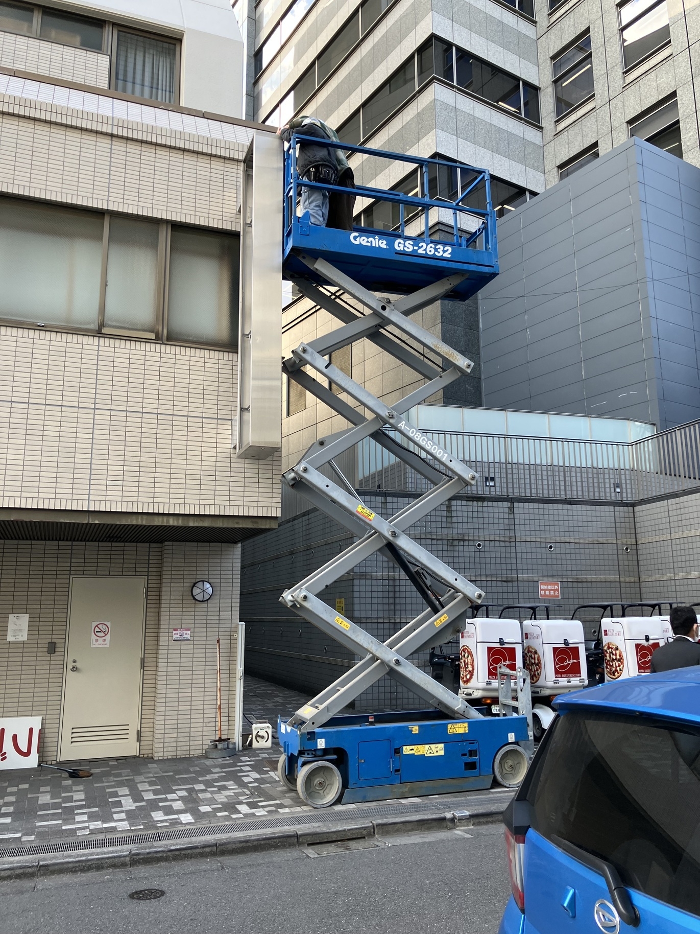袖看板の面板交換作業